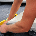 Dalles sur plots : réussir la pose d’une terrasse sur plots en dalles céramiques