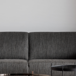 10 idées pour décorer un salon avec un canapé gris foncée