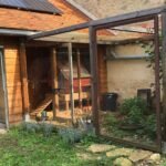fabrication d'un poulailler dans le jardin