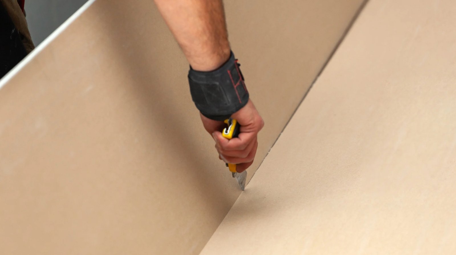 couper placo BA13 avant de le visser