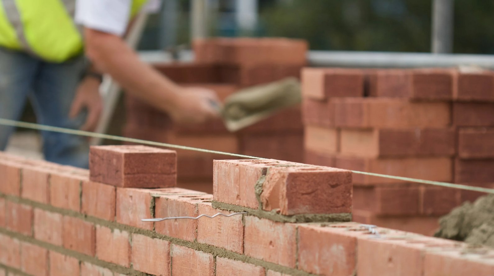 monter mur en briques en terre crue