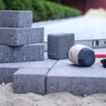 Installer des pavés : pourquoi on vous dit que c’est compliqué… alors que c’est l’inverse !
