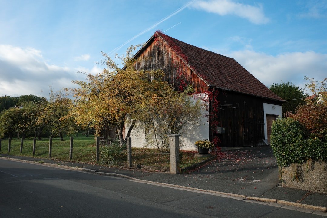 découvrez la transformation d'une grange en espace de vie moderne alliant charme rustique et confort contemporain.