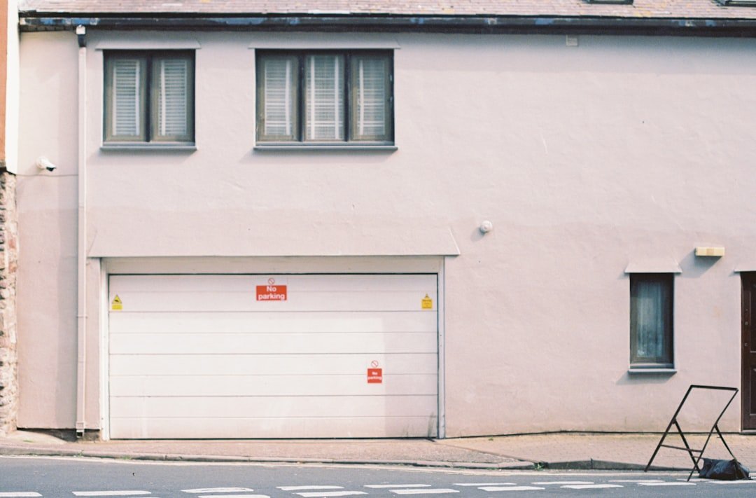 découvrez les avantages des portes de garage sectionnelles isolées : meilleure isolation thermique, économies d'énergie, réduction du bruit et durabilité accrue pour votre garage.