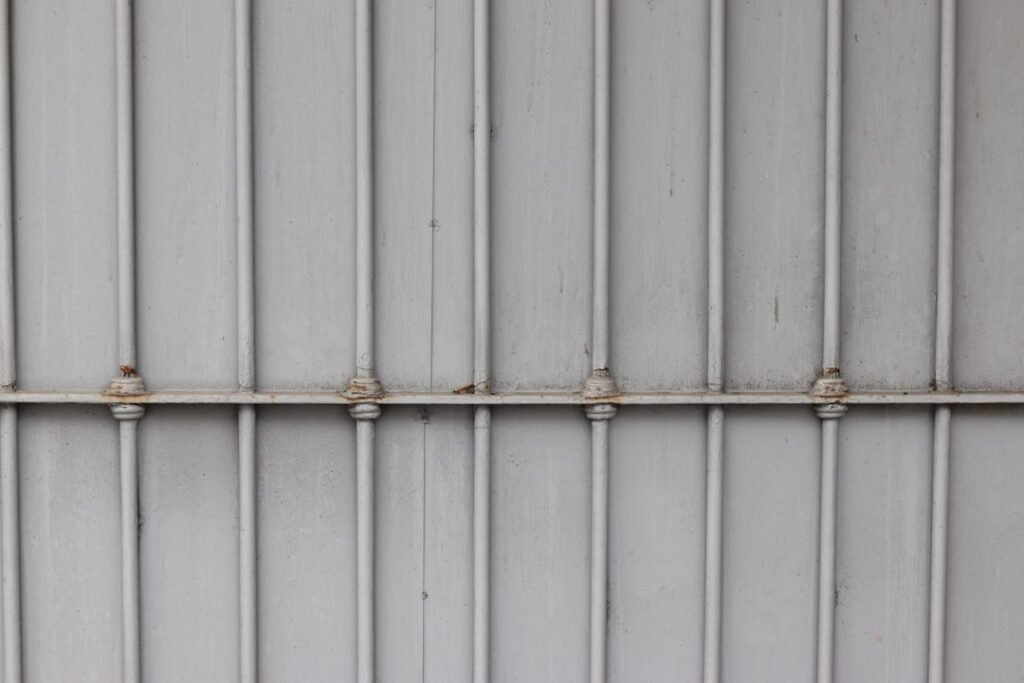 découvrez notre large gamme de grilles de sécurité robustes et fiables pour protéger efficacement vos fenêtres et portes. sécurité optimale et tranquillité d'esprit garanties.