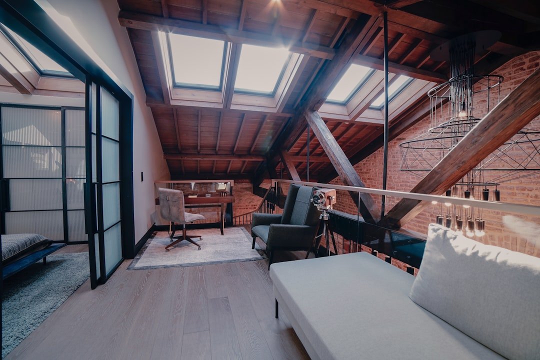 découvrez nos conseils et idées pour aménager et optimiser votre grenier, créer un espace de rangement ou une pièce supplémentaire confortable et fonctionnelle.