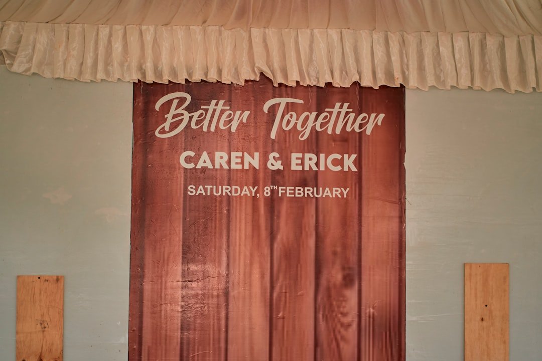 boîte à rideau en métal personnalisée, alliant robustesse et design sur mesure pour une décoration intérieure élégante et durable.