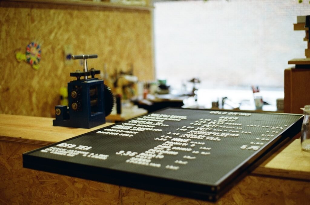 installation de plinthes : guide complet pour choisir, poser et entretenir vos plinthes afin d'améliorer l'esthétique et la protection de vos murs.