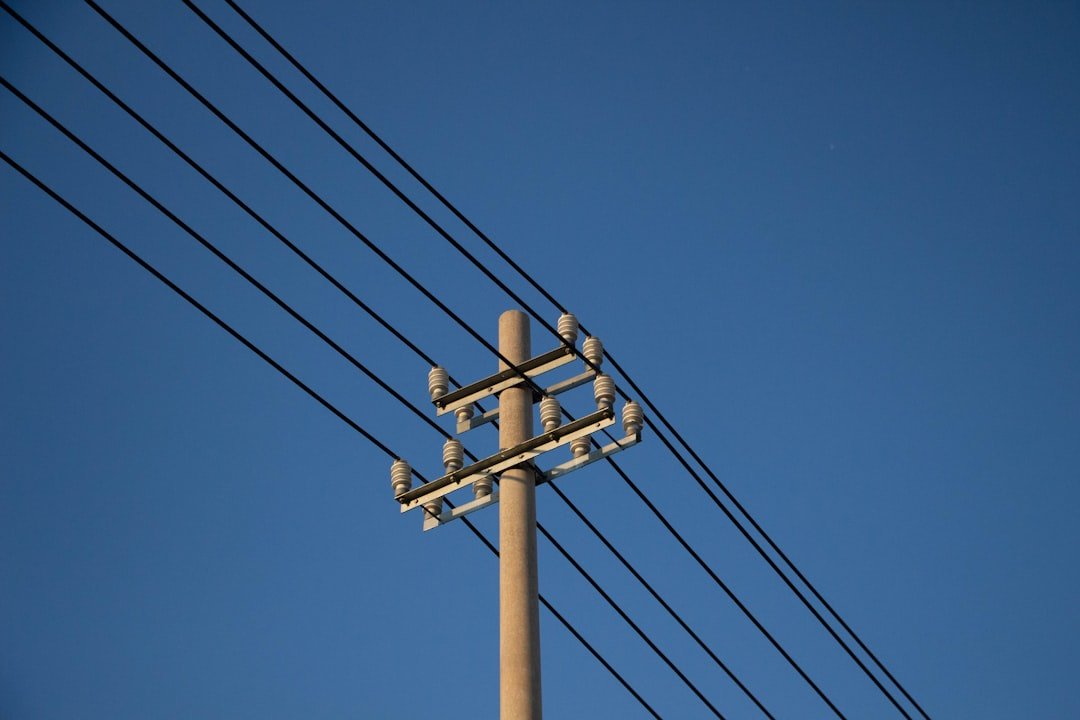 découvrez les normes électriques essentielles pour garantir la sécurité et la conformité de vos installations électriques.