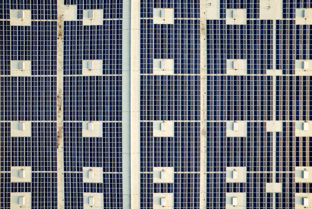 découvrez les bâtiments solaires, une solution durable intégrant l'énergie solaire pour réduire l'empreinte écologique et optimiser l'efficacité énergétique.