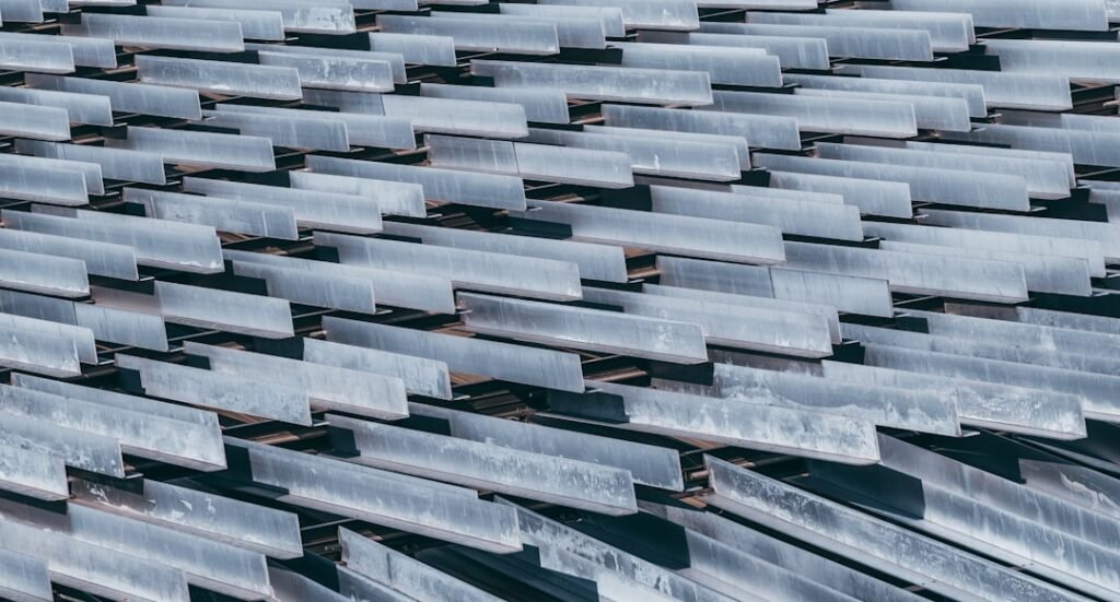 découvrez tout sur les toitures en amiante : caractéristiques, risques, et solutions pour remplacer ou rénover votre toiture en toute sécurité.