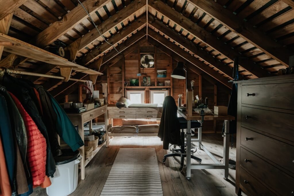 découvrez nos solutions pour aménager votre grenier : isolation, rangement et transformation en espace de vie confortable et fonctionnel.