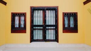 moustiquaire de porte efficace pour protéger votre intérieur des insectes tout en laissant passer l'air frais. facile à installer et durable.