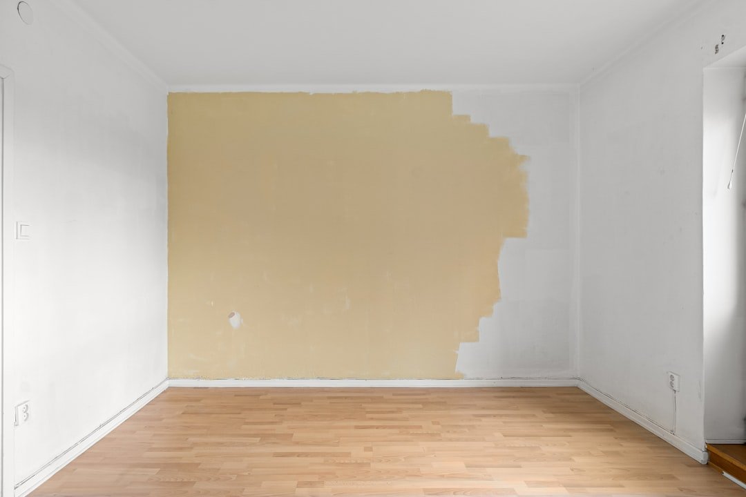 découvrez les techniques professionnelles de pose de bandes à joints pour plaques de plâtre afin d'obtenir des murs lisses et impeccables. guide complet sur le drywall taping.