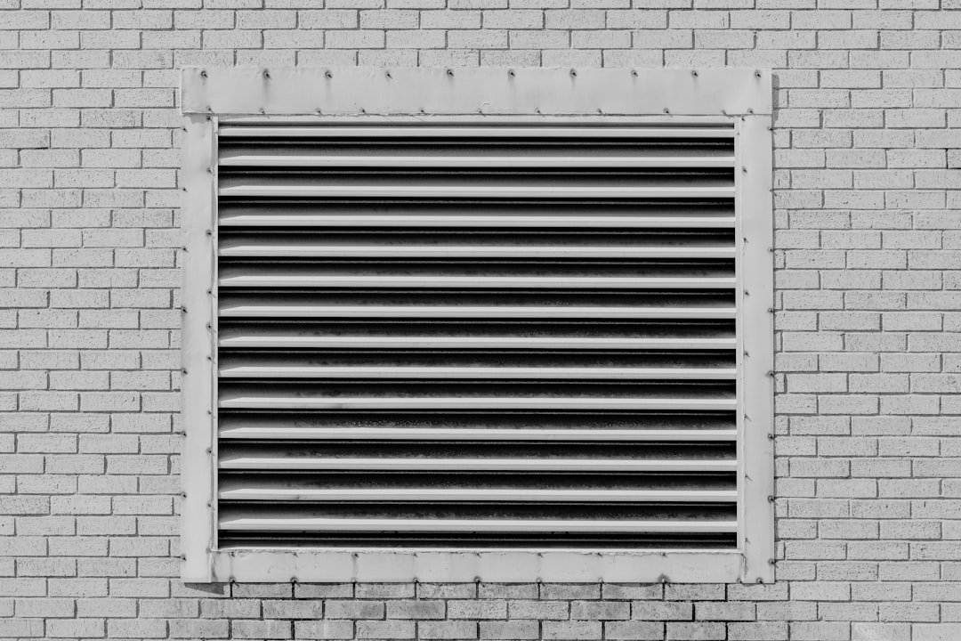 installation de volets roulants électriques : solutions modernes pour améliorer le confort et la sécurité de votre domicile.