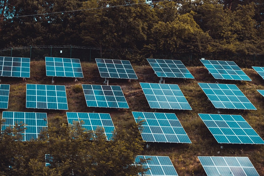 découvrez comment évaluer la rentabilité des installations photovoltaïques et optimiser votre investissement en énergie solaire.
