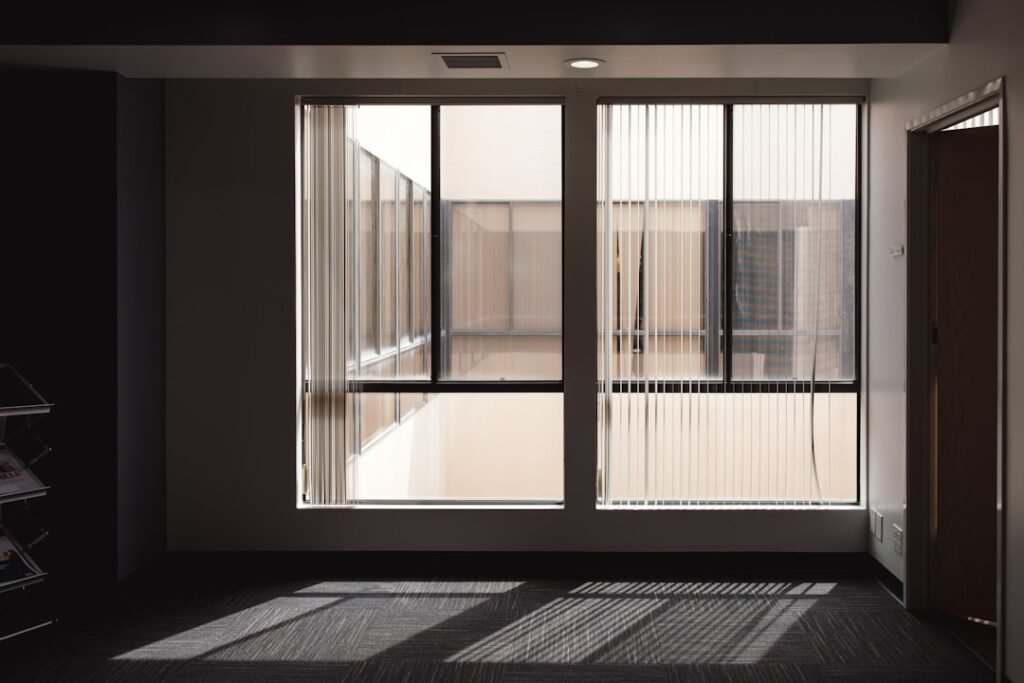 découvrez notre gamme de portes coulissantes élégantes et fonctionnelles, parfaites pour optimiser l'espace et apporter une touche moderne à votre intérieur.