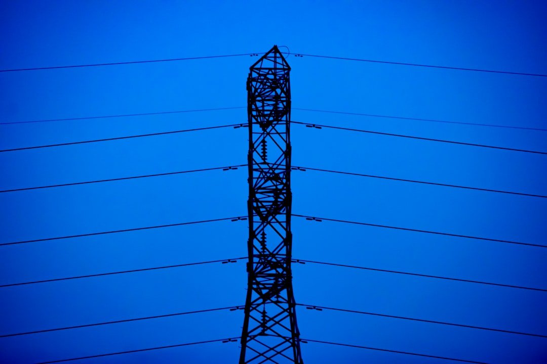 découvrez tout ce qu'il faut savoir sur le voltage : définition, importance en électricité, applications et conseils pour bien l'utiliser.