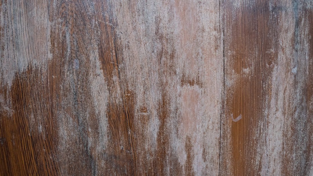 apprenez à enlever le vernis sur le bois efficacement avec de l'acétone grâce à nos conseils pratiques et sécurisés.