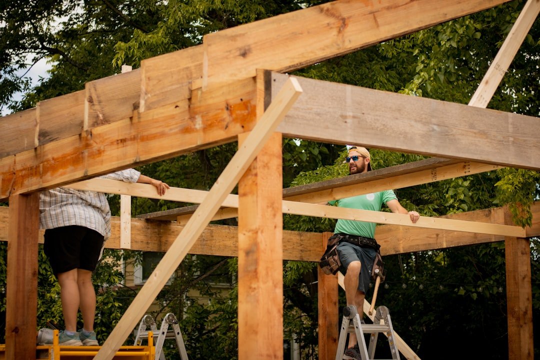 guide pratique pour construire soi-même une charpente de toit : astuces, matériaux et étapes détaillées pour un projet diy réussi.