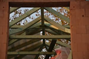 découvrez comment construire une charpente de toit diy étape par étape, avec des conseils pratiques et des matériaux adaptés pour un projet réussi.