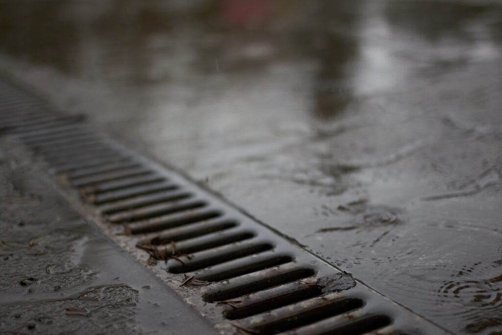 service professionnel de nettoyage de drains pour éliminer les obstructions et garantir un écoulement optimal de vos canalisations.
