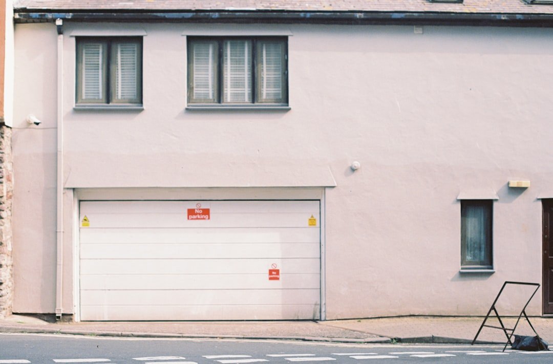 découvrez nos solutions fiables et sécurisées pour la fermeture de porte de garage, alliant confort et protection optimale pour votre maison.