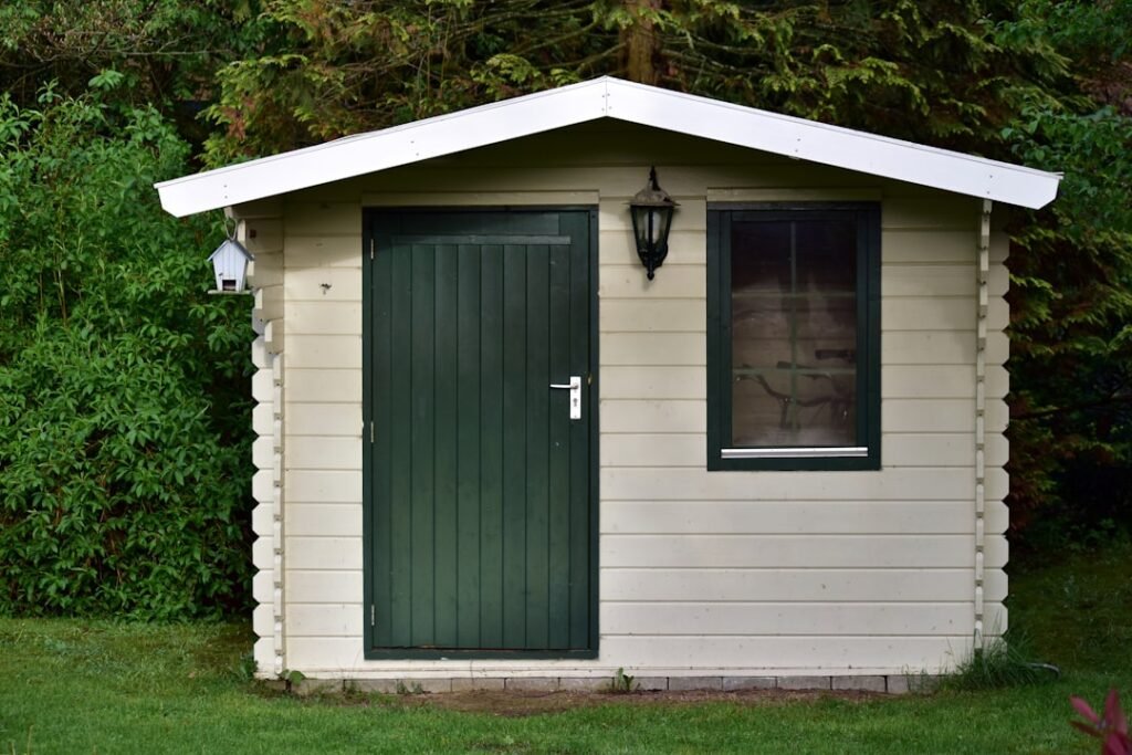 remplacement de porte d'abri de jardin : guide pratique pour choisir et installer une nouvelle porte durable et esthétique.