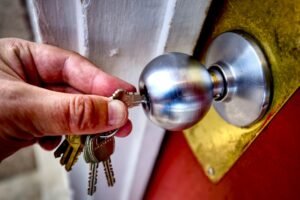 remplacement de cylindre de serrure : service rapide et efficace pour sécuriser votre porte. intervention professionnelle adaptée à tous types de serrures.