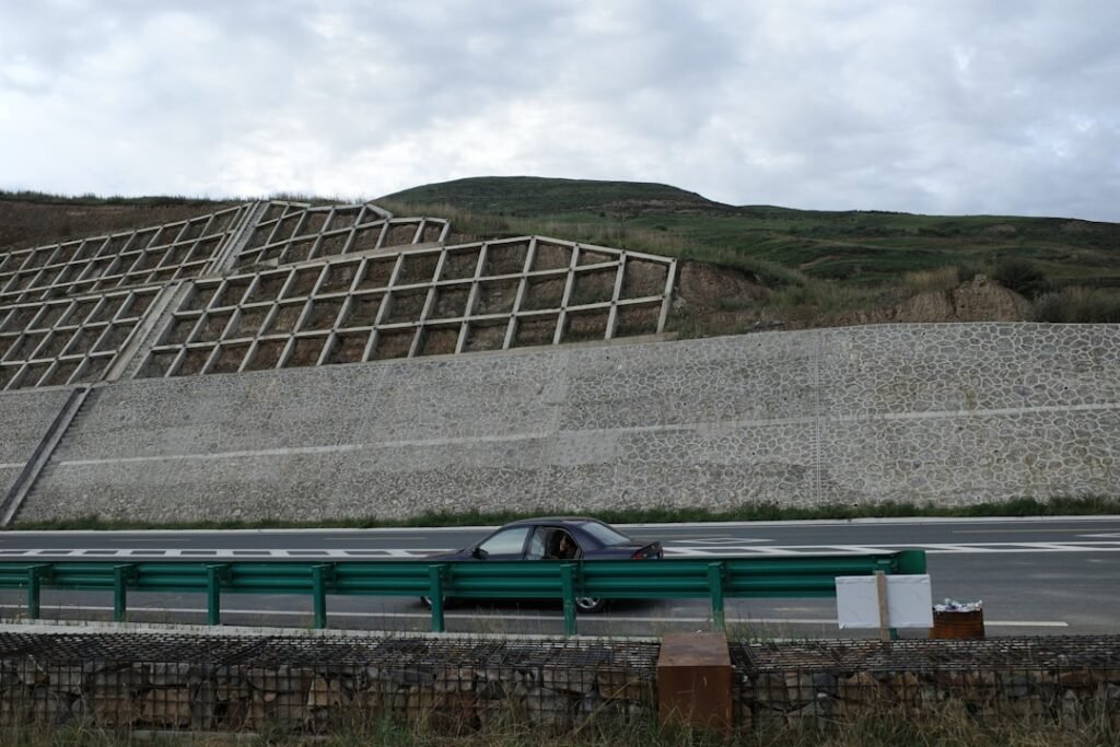découvrez nos solutions de murs de soutènement durables et esthétiques pour protéger et valoriser votre terrain.
