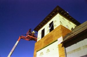 installation de panneaux sandwich : solutions rapides et efficaces pour isolation et construction durable.