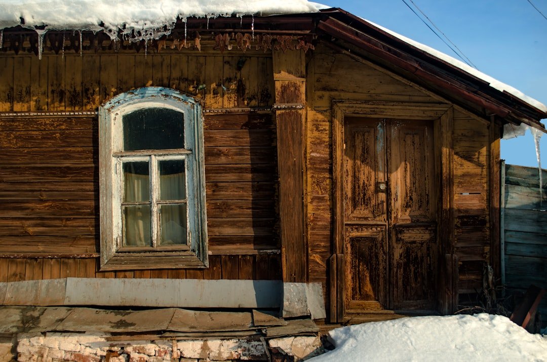 découvrez la durée de vie d'une maison en bois, ses facteurs d'entretien et comment prolonger sa longévité pour un habitat durable et écologique.