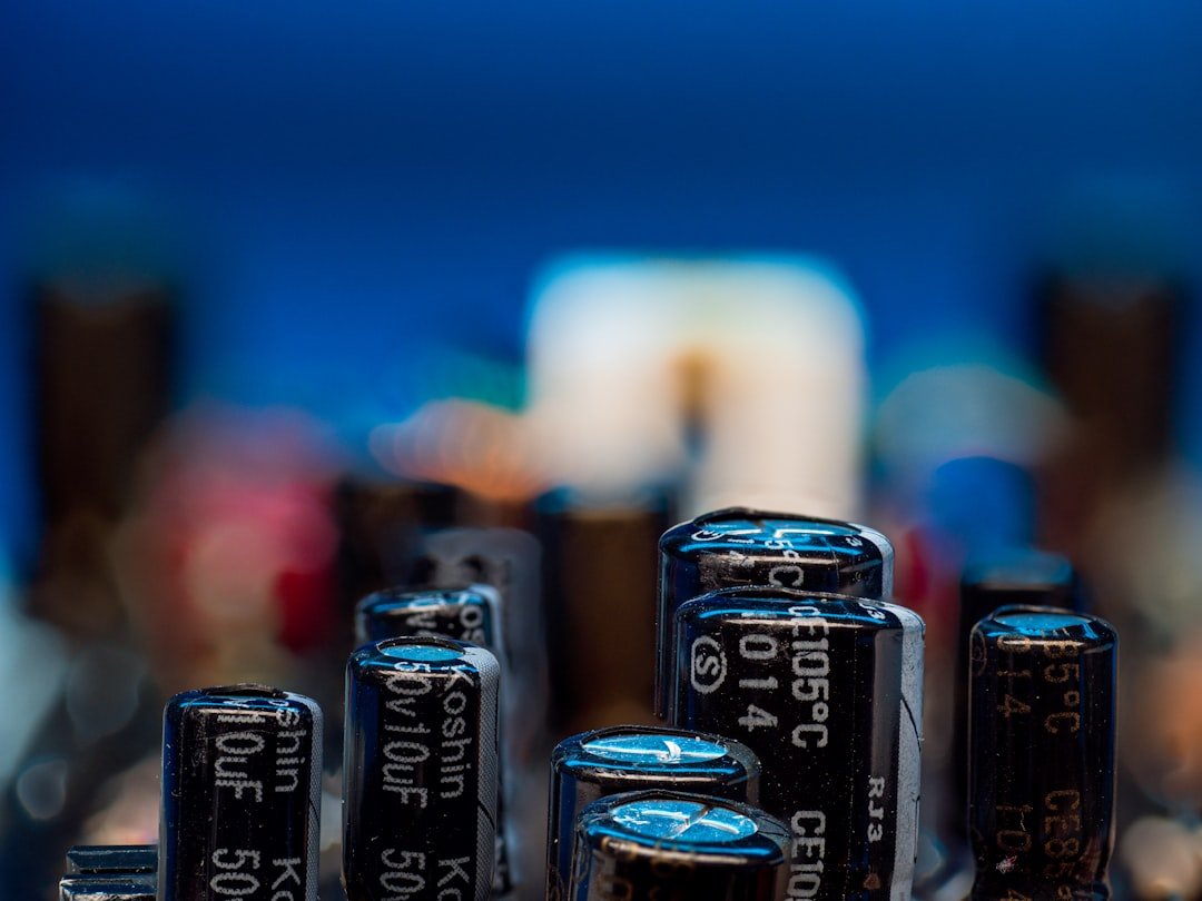 découvrez comment connecter des batteries en série pour augmenter la tension totale de votre circuit électrique, avec des explications simples et des applications pratiques.