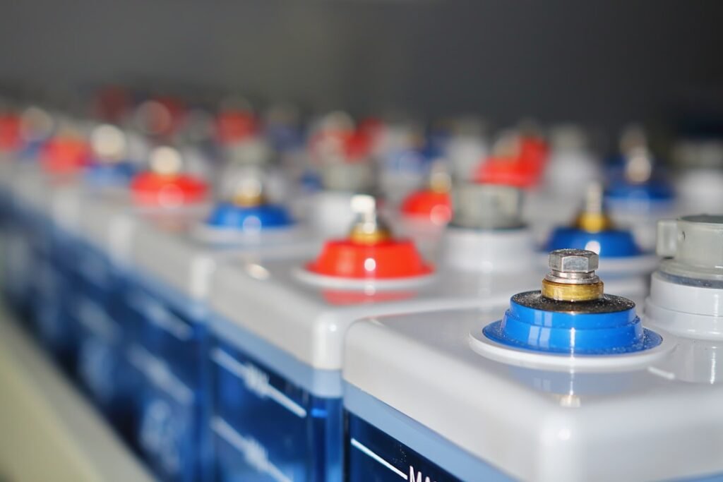 découvrez comment connecter des batteries en série pour augmenter la tension totale de votre système électrique, avec des conseils pratiques et des précautions de sécurité essentielles.