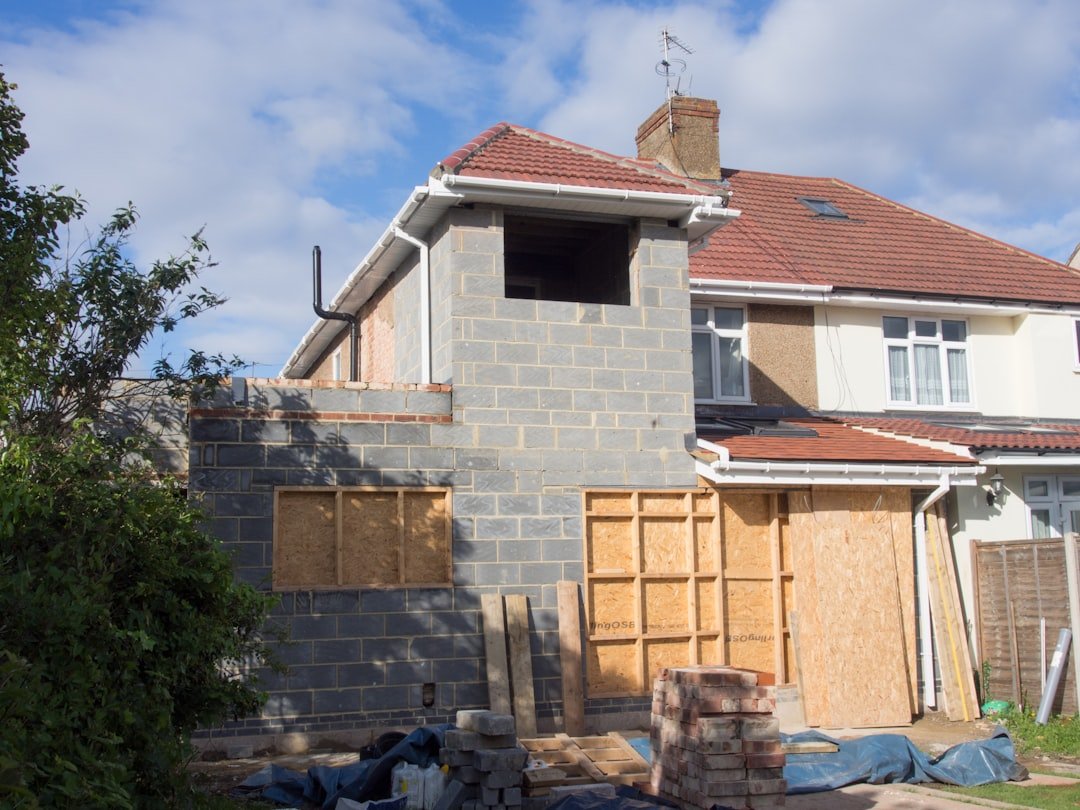 découvrez comment agrandir votre maison de manière durable et économique grâce à une extension réalisée avec des containers maritimes.