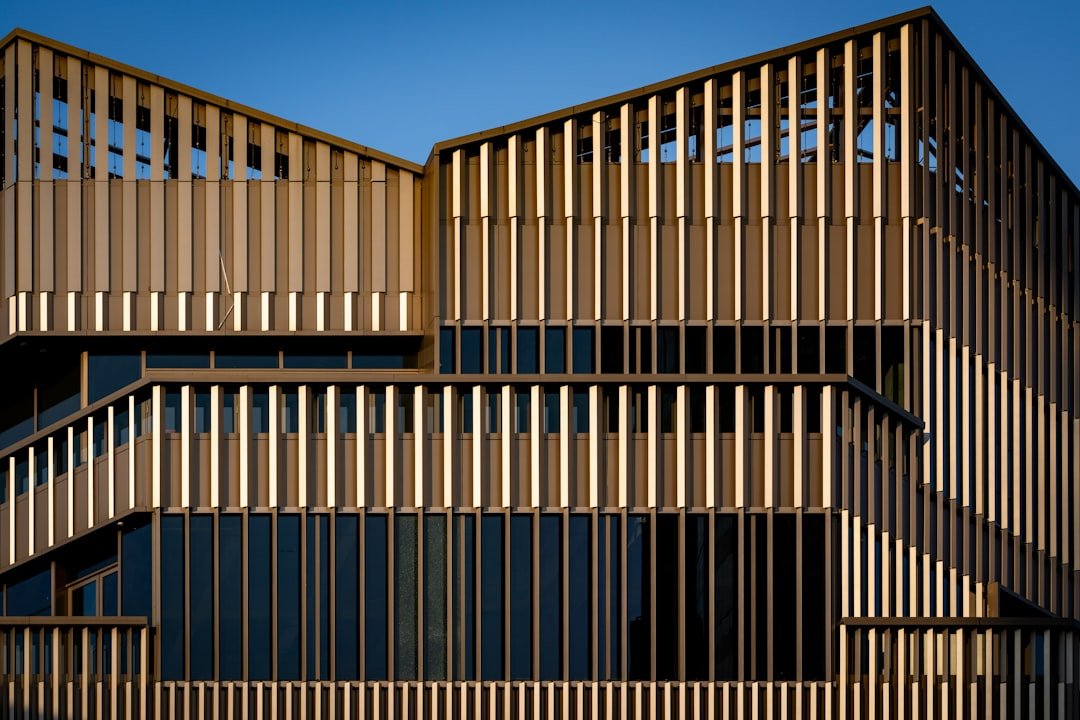 découvrez nos solutions de bardage métallique alliant durabilité, esthétique et protection optimale pour vos façades.