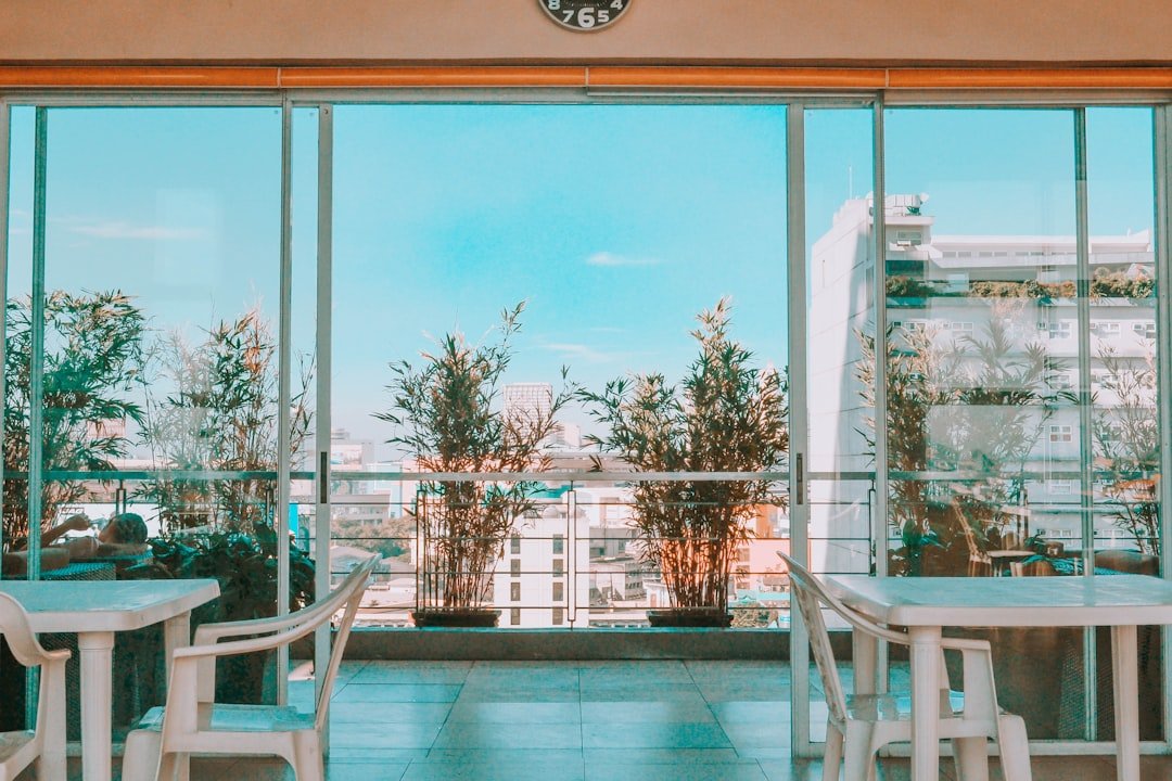 découvrez notre terrasse sur le toit offrant un espace extérieur unique pour se détendre, recevoir et profiter d'une vue imprenable.