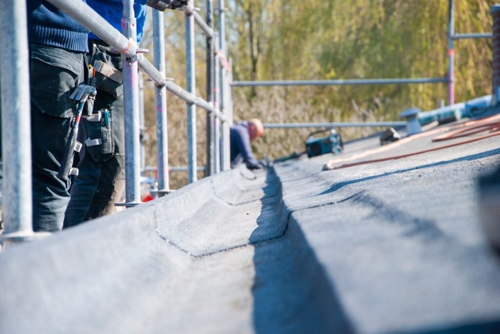 découvrez notre membrane d'étanchéité toiture, une solution durable et efficace pour protéger vos toits contre les intempéries et garantir une isolation optimale.