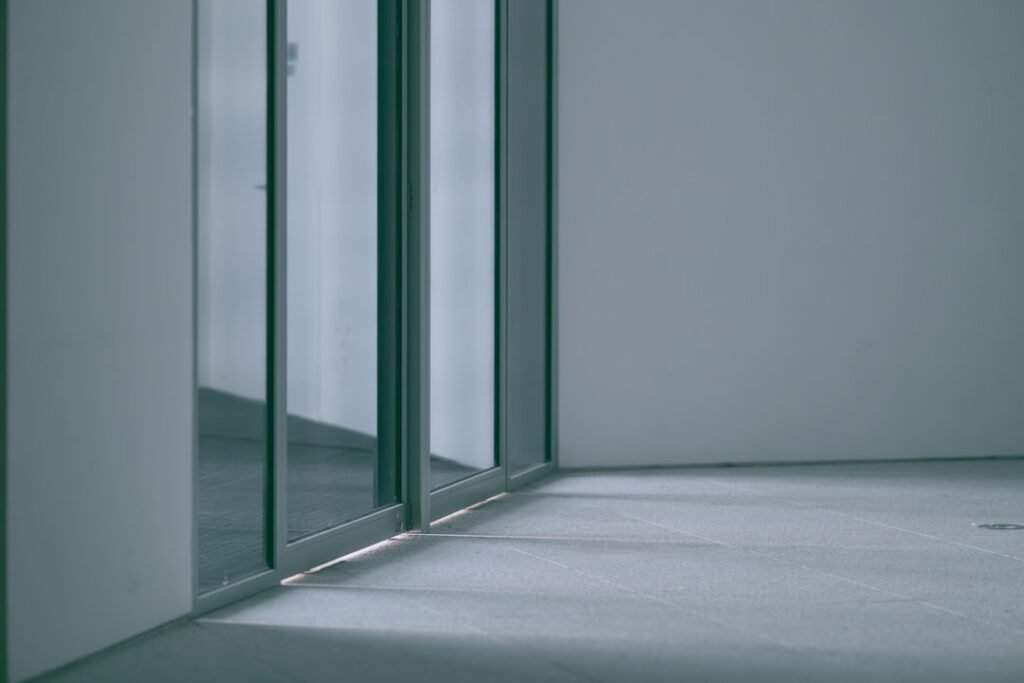 découvrez le coût du remplacement d'un rouleau de porte coulissante et obtenez des conseils pour économiser sur la réparation.