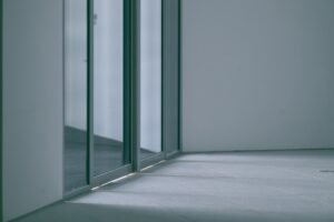 découvrez le coût du remplacement d'un rouleau de porte coulissante et obtenez des conseils pour économiser sur la réparation.