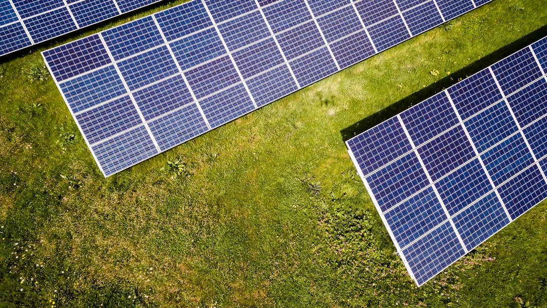 découvrez comment optimiser l'inclinaison de vos panneaux solaires pour maximiser la production d'énergie et améliorer l'efficacité de votre installation solaire.