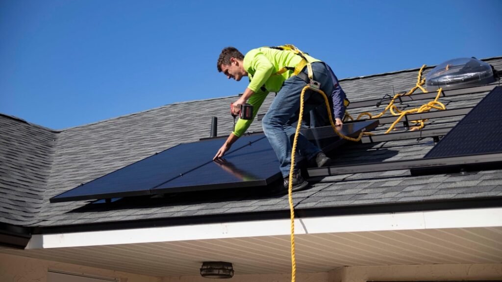 découvrez comment ajuster l'inclinaison des panneaux solaires pour maximiser la production d'énergie et optimiser l'efficacité de votre installation solaire.