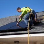 découvrez comment ajuster l'inclinaison des panneaux solaires pour maximiser la production d'énergie et optimiser l'efficacité de votre installation solaire.