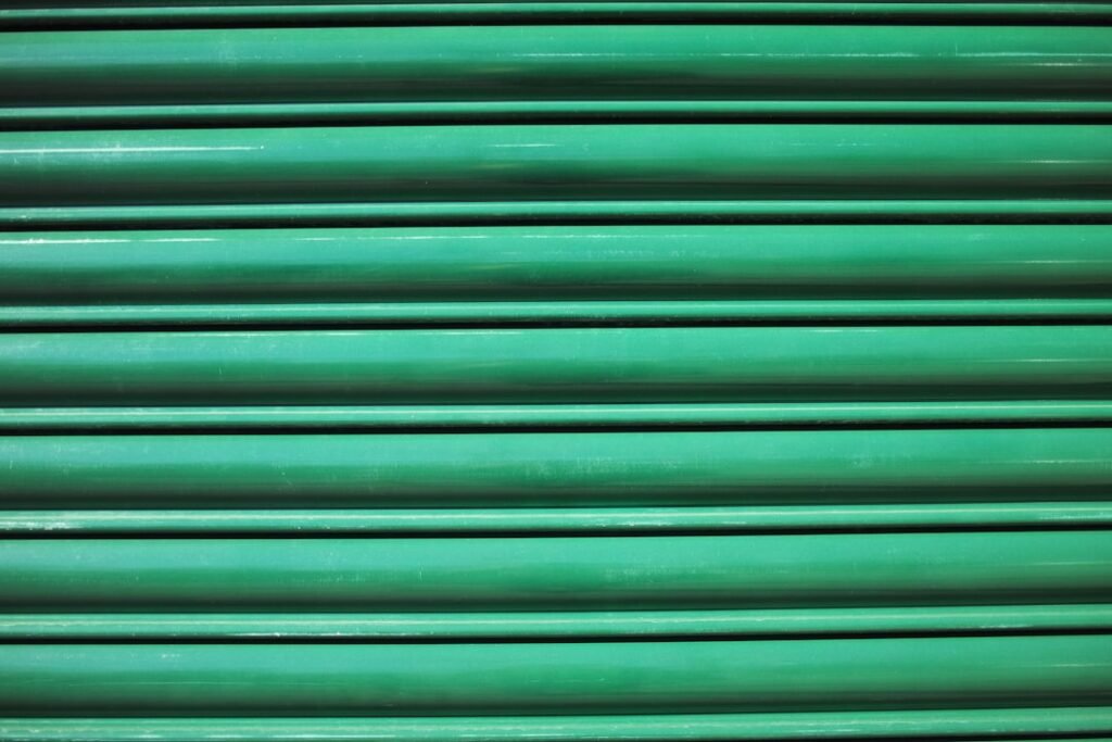 découvrez les prix des volets roulants solaires, une solution économique et écologique pour votre maison. comparez les tarifs et trouvez l'option qui convient à votre budget.