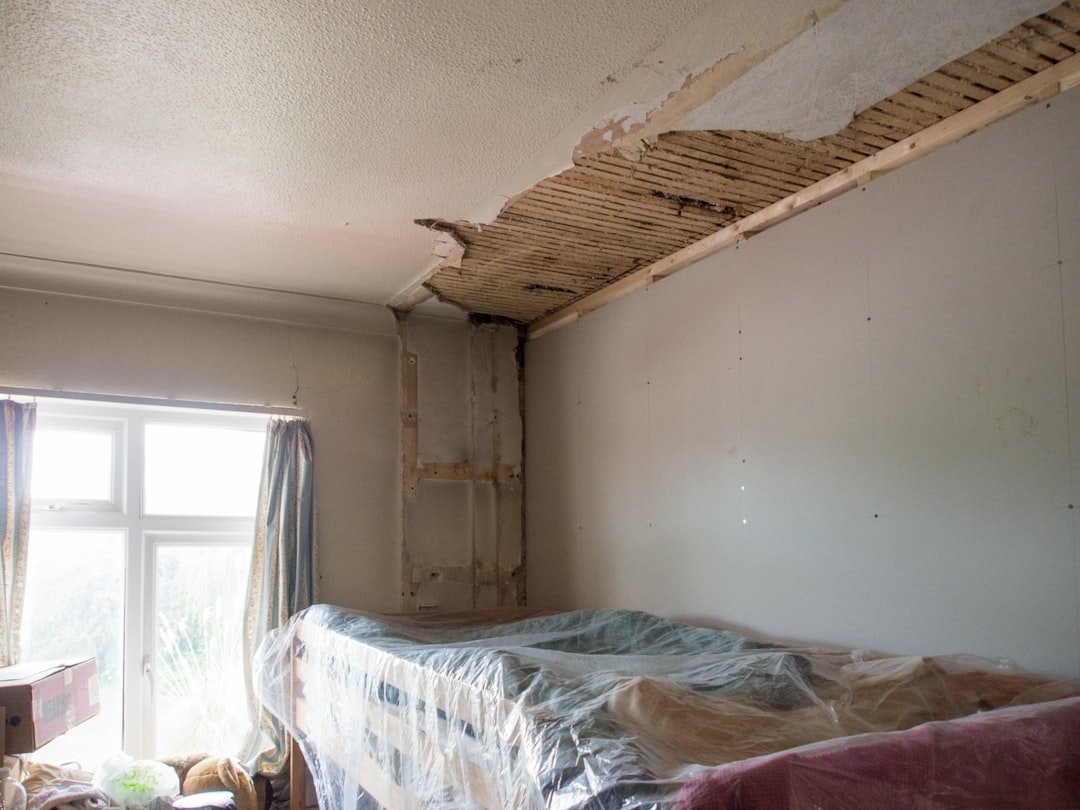 découvrez tout sur les solives de plafond : définition, fonctions, matériaux et conseils d'installation pour garantir la solidité et la sécurité de votre plafond.