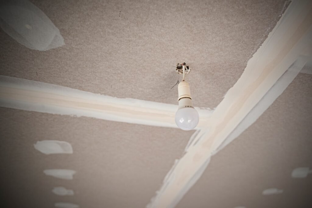 découvrez l'importance des solives de plafond dans la structure de votre maison et comment les choisir pour assurer solidité et durabilité.