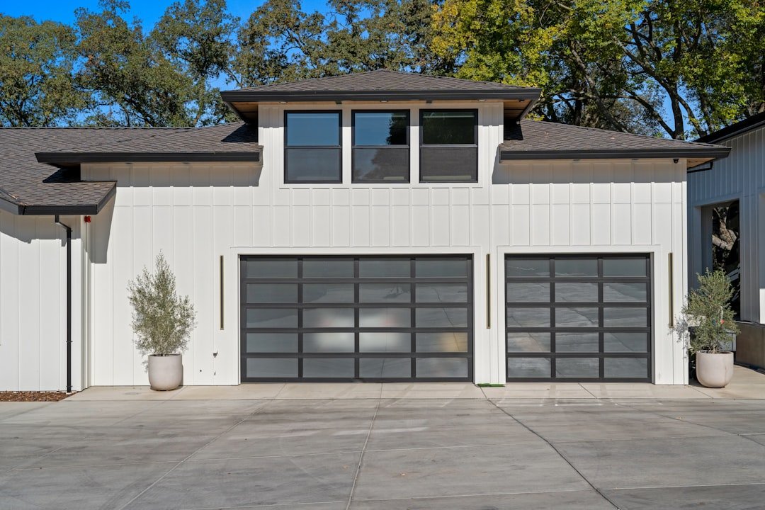 découvrez comment choisir la porte de garage idéale pour allier sécurité, esthétique et fonctionnalité. guide complet pour sélectionner la meilleure porte de garage adaptée à vos besoins.