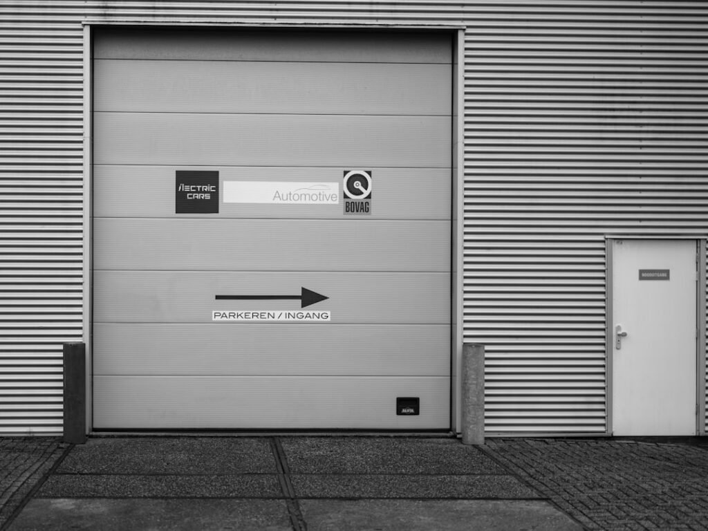 découvrez comment choisir la porte de garage idéale pour votre maison : conseils pratiques, types de portes, matériaux et styles adaptés à vos besoins et votre budget.