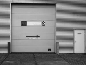 découvrez comment choisir la porte de garage idéale pour votre maison : conseils pratiques, types de portes, matériaux et styles adaptés à vos besoins et votre budget.