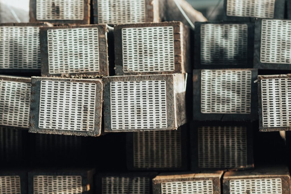 tube rectangulaire galvanisé offrant une haute résistance à la corrosion, idéal pour les constructions métalliques et les projets industriels durables.